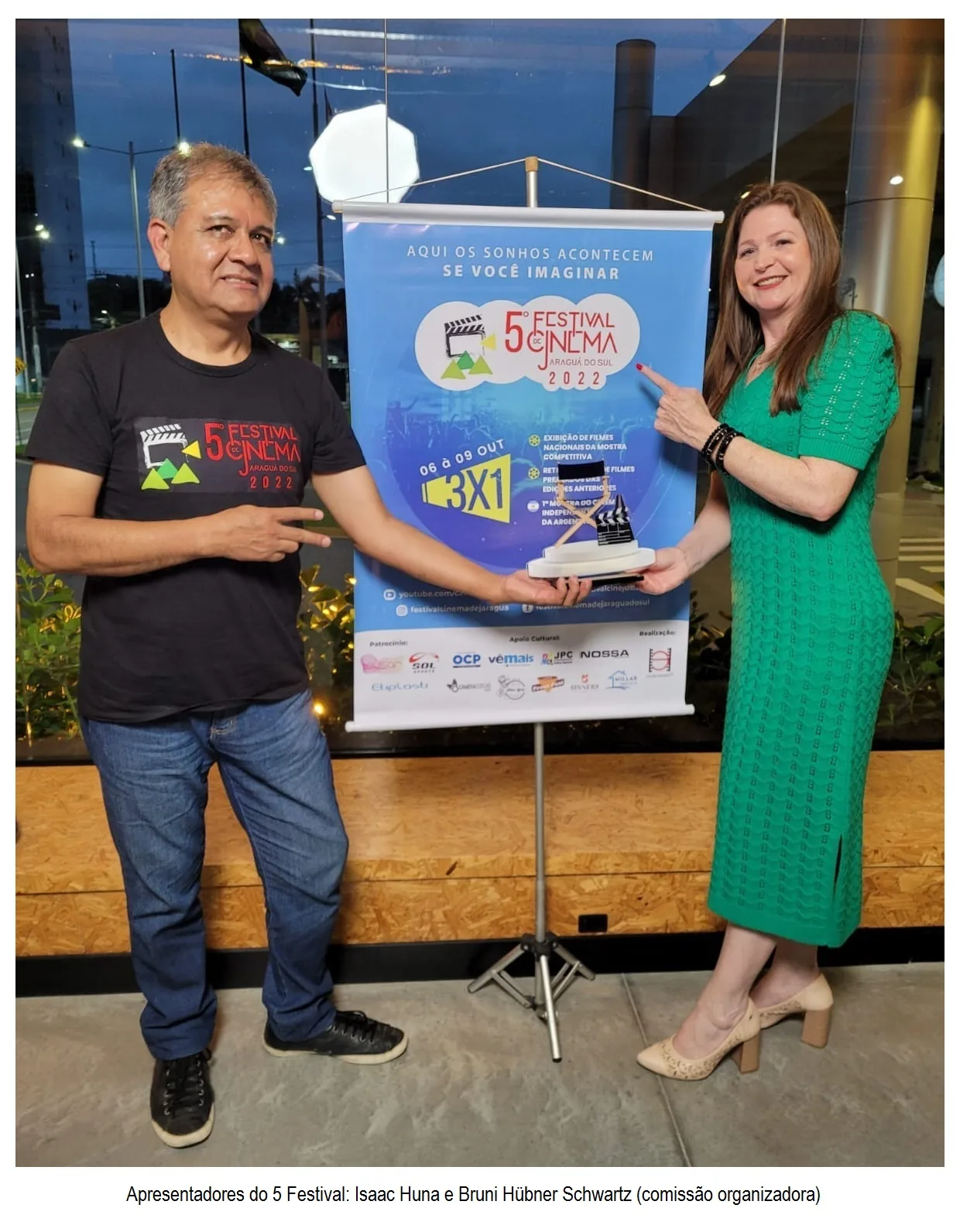 Apresentadores Isaac Huna e Bruni H. Schwartz Encerramento Festival