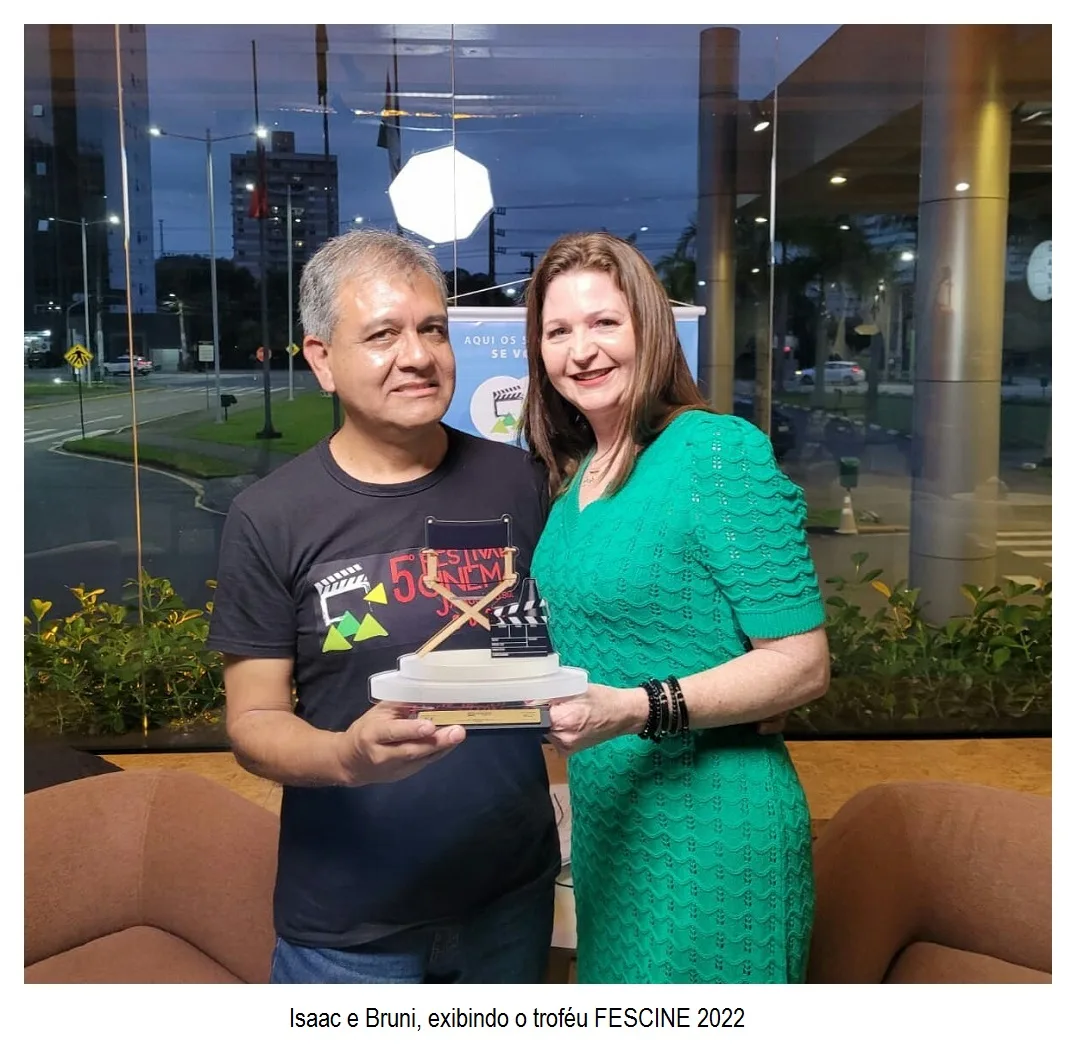Isaac e Bruni exibiendo o troféu FESCINE