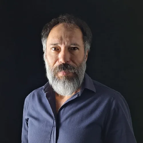 Foto do curador Maurício Mascarenhas.
