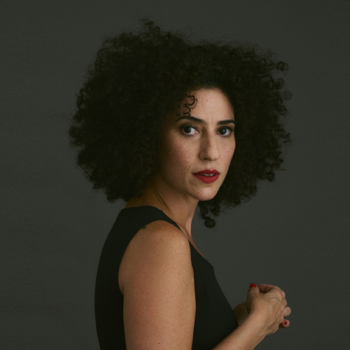 Foto da curadora Ana Mello.