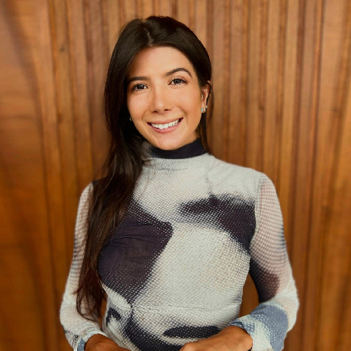 Foto da curadora Letícia Reiper