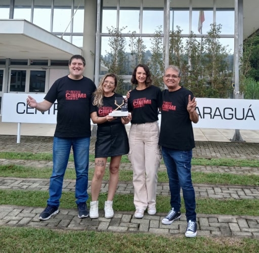 Foto com os integrantes da Comissão Organizadora do 8° Festival de Cinema de Jaraguá do Sul - 2025.