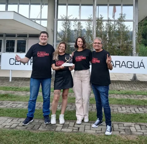 Foto com os integrantes da Comissão Organizadora do 8° Festival de Cinema de Jaraguá do Sul - 2025.