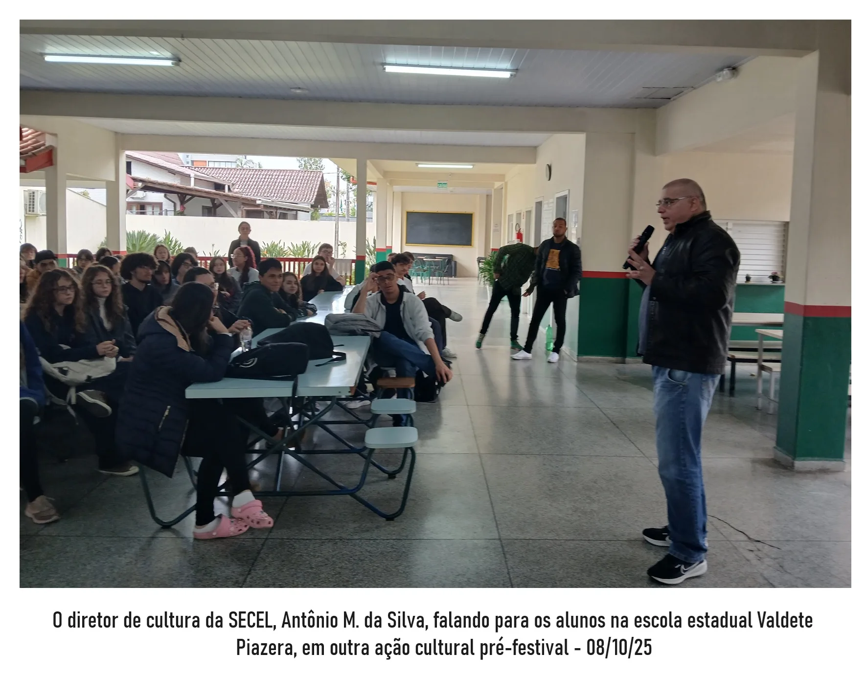 O diretor de cultura da SECEL, Antônio M. da Silva, falando para os alunos na escola estadual Valdete Piazera, em outra ação cultural pré-festival - 08/10/25