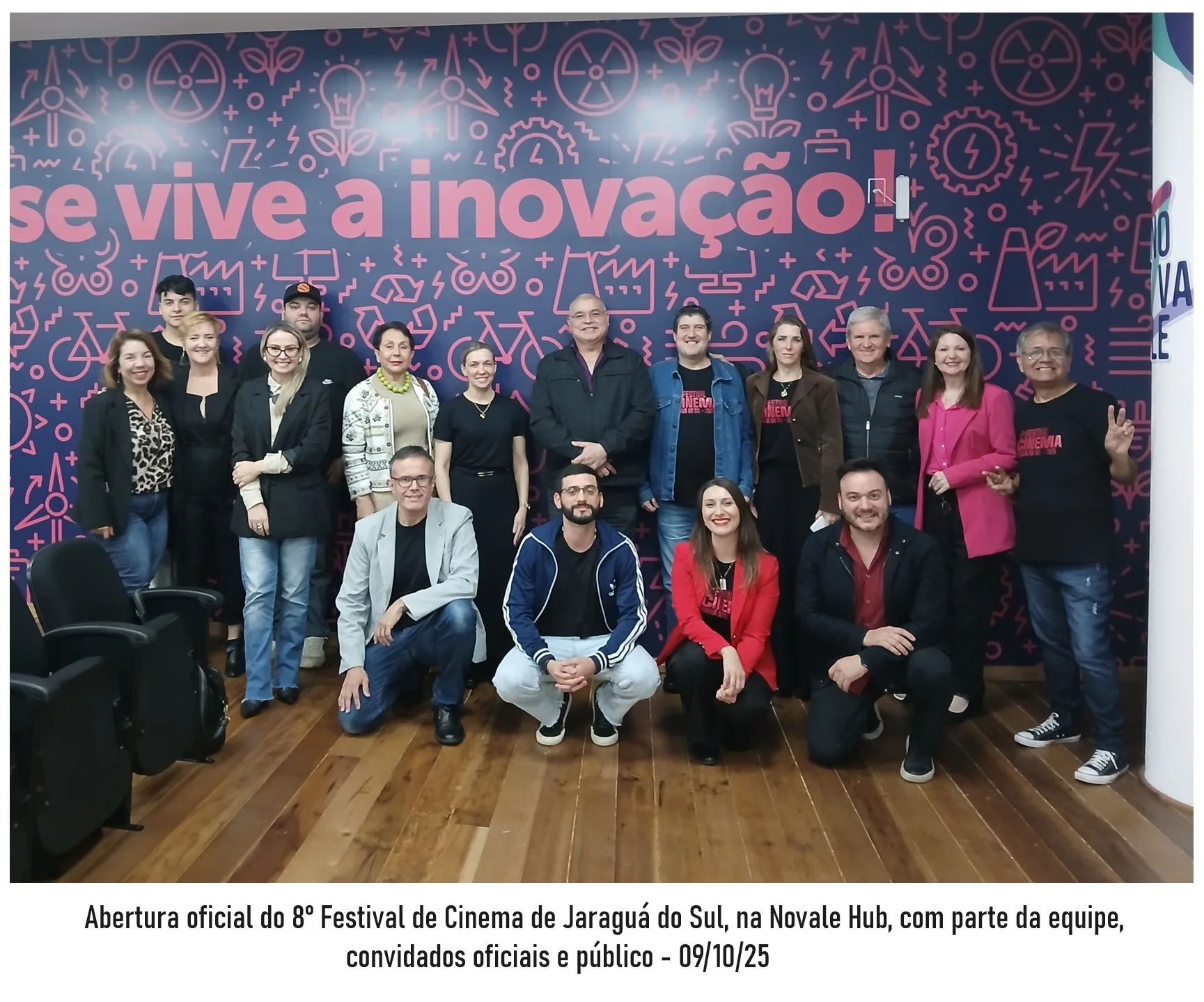 Abertura oficial do 8° Festival de Cinema de Jaraguá do Sul, na Novale Hub, com parte da equipe, convidados oficiais e público - 09/10/25