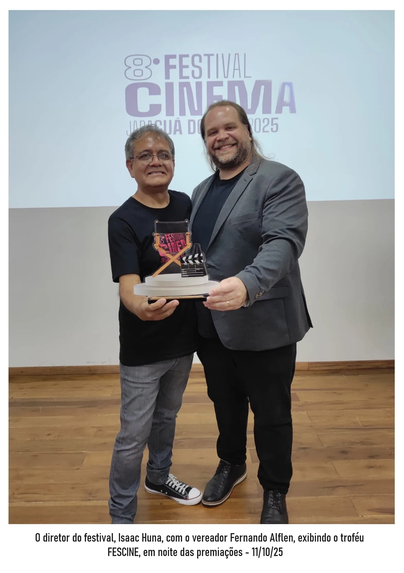 O diretor do festival Isaac Huna com o vereador Fernando Alflen exibindo o troféu FESCINE em noite de premiações - 11/10/25